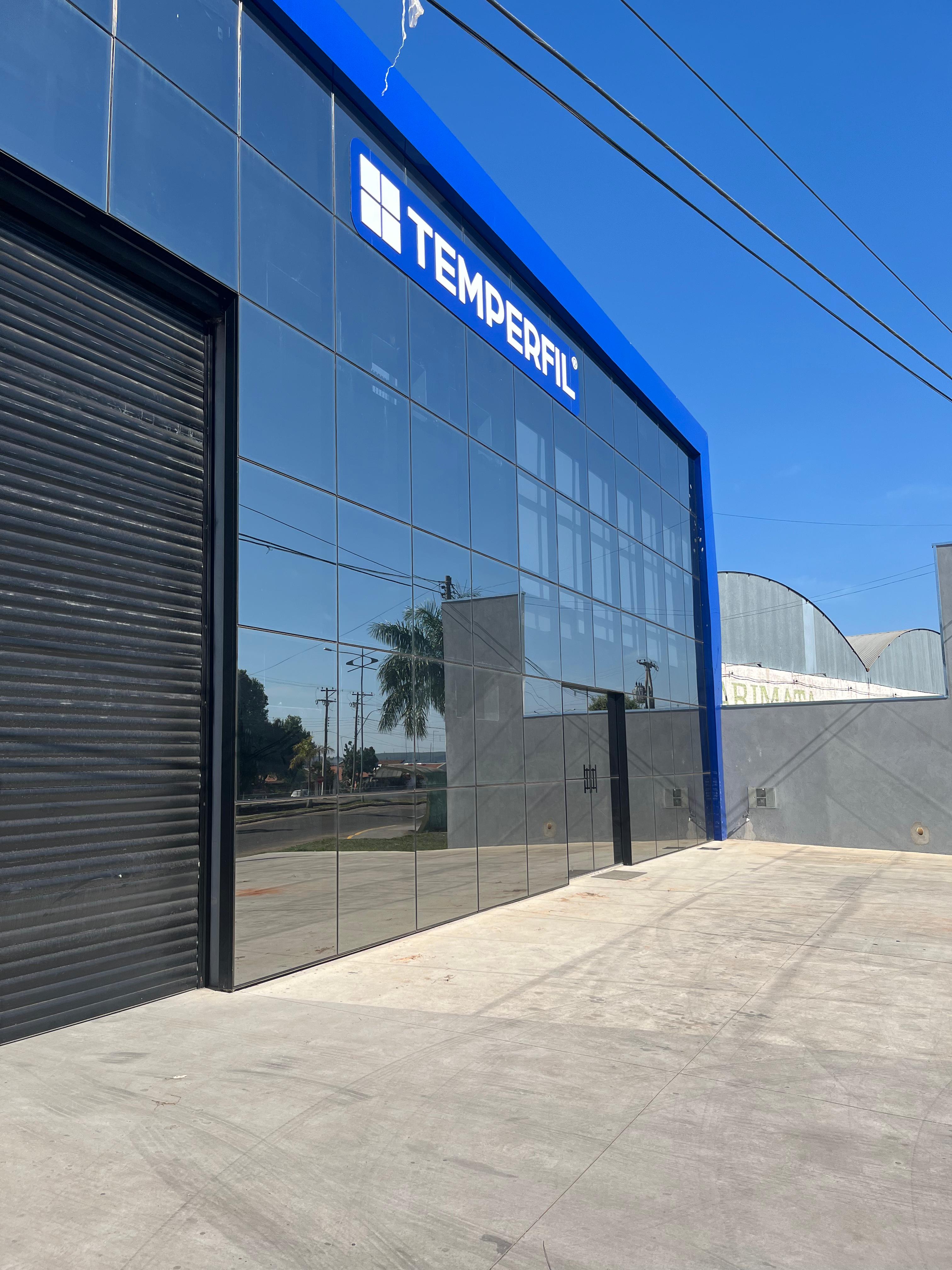 Pele de vidro em residência duplex